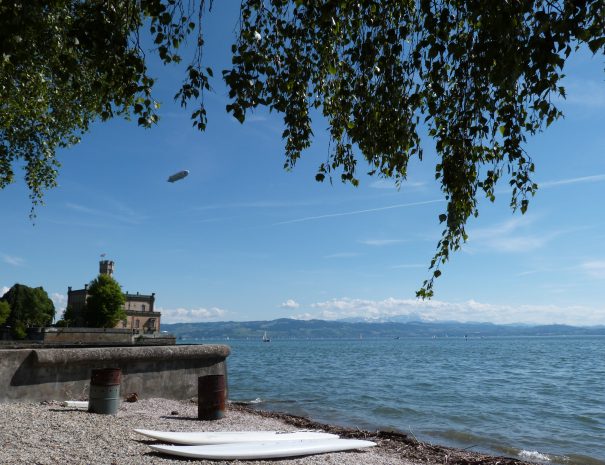 Der Zeppelin über Schloss Montfort
